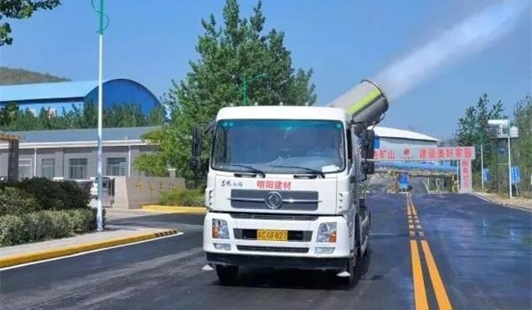 灑水車(chē)在硬化道路上工作