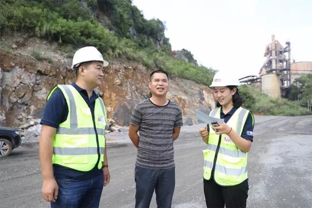 售后服務團隊與田東水泥廠生產線李總(中)溝通