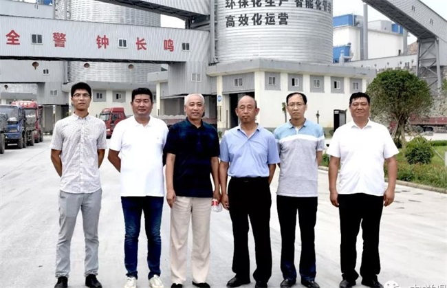 原總與昌祥建材董事長(zhǎng)(左三)、鴻達(dá)水泥總經(jīng)理(右三)、星原水泥生產(chǎn)技術(shù)部部長(zhǎng)(右二)合影