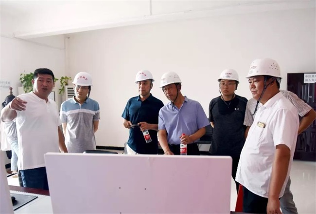 團(tuán)隊(duì)考察生產(chǎn)線(xiàn)上的中控室